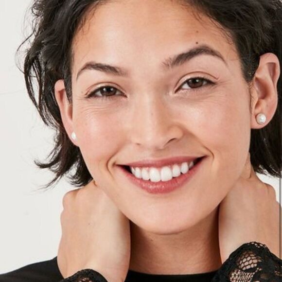 Stella & Dot ~ Essential Pearl Studs - Picture 2 of 5